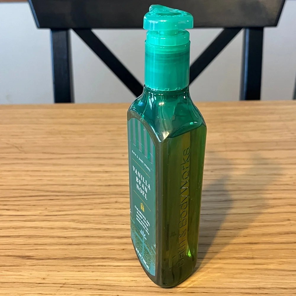 Bath & Body Works Cleansing Gel Hand Soap. Vanilla Bean Noel. - Picture 6 of 6